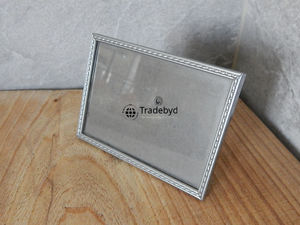 Cadre photo élégant en métal, accent décoratif haut de gamme pour la maison par Tradebyd - Product Image 3