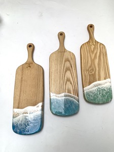 Plateau de service en bois écologique et durable avec incrustation en résine, motif abstrait océanique, poignée, sans danger pour les aliments, pour usage résidentiel et en restaurant - Product Image 6