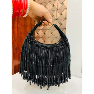 Sac à main de soirée noir élégant avec des rangées de perles verticales et une silhouette courbée raffinée - Product Image 1