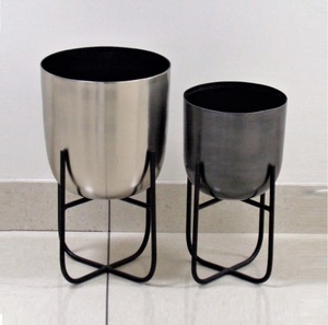 Juego de dos macetas de hierro y metal de diseño de lujo con 2 soportes de níquel y níquel negro para plantas de jardín - Product Image 1