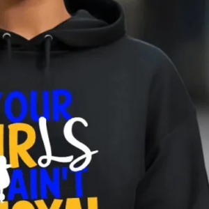 เสื้อฮู้ดพิมพ์ลายกราฟิกสำหรับผู้หญิง YOUR GIRLS IN RHOYAL สีดำ เสื้อสเวตเชิ้ตมีฮู้ดแบบสวมหัว สไตล์ลำลอง แฟชั่นสตรีทแวร์ แอปพลิเคชันสั่งทำเสื้อสำหรับชมรมนักศึกษา - Product Image 3