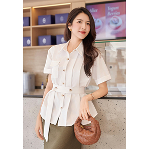 เสื้อเชิ้ตแขนสั้นสีขาวลำลองสำหรับผู้หญิง คอปกพับได้ ดีไซน์ไม่สมมาตร พร้อมเข็มขัด สวมใส่สบายในฤดูร้อน ออกแบบตามสั่ง SILAS - Product Image 4