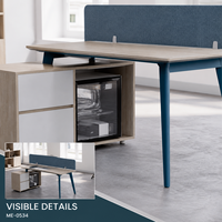 Bureau de direction moderne avec plateau en bois grainé, écran de confidentialité bleu poussiéreux, pieds inclinés et armoire latérale rectangulaire