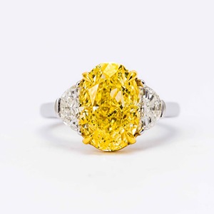 Anillo de Tres Piedras de Diamante Amarillo de Corte Ovalado de 5.00Ct, Oro Blanco de 14K, VS2, Cultivado en Laboratorio, Joyería de Compromiso de Lujo, Estilo de Diseñador - Product Image 1
