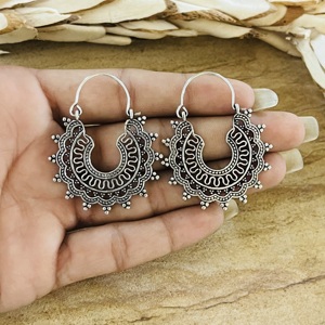 Dernier design Boucles d'oreilles créoles Boho Wave Bijoux tribaux en laiton pour femmes Finition argent oxydé Design festonné Vente en gros/OEM/ODM - Product Image 3