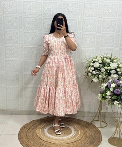 เดรสยาวทรงเอพิมพ์ลายผ้าฝ้ายฮาโคบาสมัยใหม่ คอวี ระบายอากาศได้ดี สไตล์ชาติพันธุ์สำหรับผู้หญิง รุ่น 85519 JENIL-JC375-Arundhti - Product Image 1