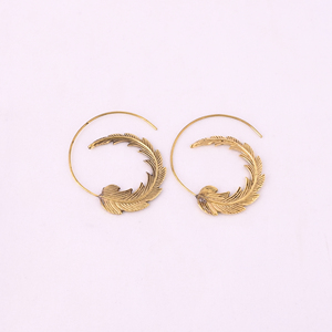 Pendientes de Aro con Diseño de Pluma Dorada y Luna Creciente, Chapados en Oro, Modernos y a la Moda - Product Image 1