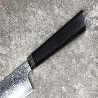 Couteau de chef professionnel artisanal en acier Damas avec manche ergonomique en résine, finition haute brillance, compatible lave-vaisselle