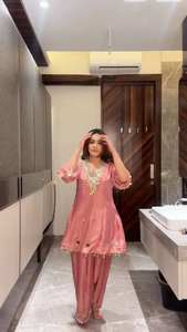 Conjunto de traje Salwar Peach Cos Moss con bordado de lentejuelas y espejos, top y salwar con dupatta. - Product Image 3