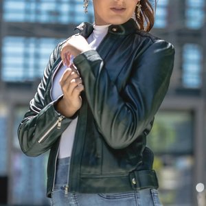 Chaquetas de mujer verdes con logotipo personalizado de alta demanda, chaqueta vintage para invierno, abrigos de cuero elegantes, chaquetas bomber auténticas, ropa de calle. - Product Image 3