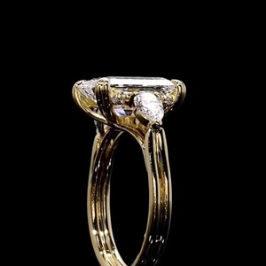 Anillo de Compromiso de Oro de 18K con Tres Diamantes Cultivados en Laboratorio de Corte Ovalado Color E VVS1 y Piedras Laterales para Mujer, Certificado IGI - Product Image 3