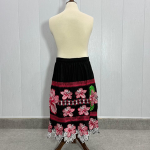 Jupe midi noire en gros avec broderie florale Hibiscus polynésien, taille haute, bande élastique, style ethnique tribal hawaïen, avec garniture en dentelle - Product Image 2