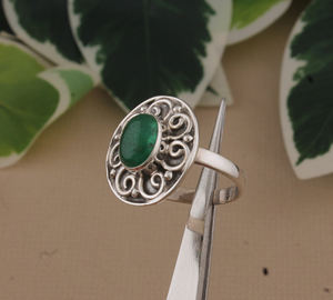 แหวนเงินแท้ 925 ประดับหยกสีเขียวทรงรี งานแฮนด์เมด สไตล์โบโฮคลาสสิก เรียบหรู  รับรองโดยผู้เชี่ยวชาญจากเมืองชัยปุระ - Product Image 3
