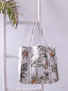 Bolso de Hombro Acolchado de Algodón con Estampado de Diseñador, Elegante Bolso de Noche con Acabado Premium - Product Image 1