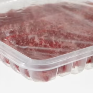 Lámina de APET/PE (Peel) / Película en Rollo Rígida de Grado Alimenticio con Recubrimiento de Silicona de Alto Brillo para Termoformado de Envases de Alimentos 500mic X 710mm - Product Image 1