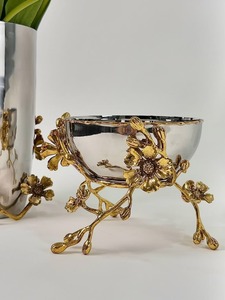 Bol en métal vintage avec bord cannelé et base sur pied, plat de service décoratif réutilisable - Product Image 5