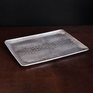 Plato Redondo Plateado con Borde Festoneado, Orgánico, con Diseño Martillado y Relieve Profundo, para Frutas y Charcutería, Ideal para Catering de Eventos de Lujo - Product Image 5