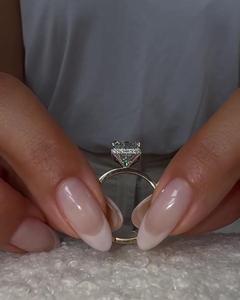 Bagues de fiançailles en or 14K 18K avec diamant de laboratoire certifié IGI de 4 carats taille émeraude, sertis à griffes, halo dissimulé, et alliances de 2mm en forme de cigare, directement de l'usine - Product Image 6