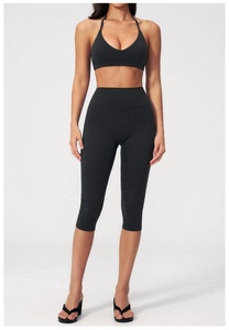 Ensemble 2 pièces sans couture noir à col rond et manches courtes, haut et leggings taille haute longueur genou, couleur unie, écologique et respirant - Product Image 6