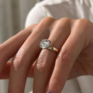 Anillo de Compromiso con Diamante Cultivado en Laboratorio de 4 Quilates, Corte Brillante Redondo, Claridad VVS2, Halo Oculto de 4 Puntas, Dos Tonos, Certificado IGI - Product Image 1
