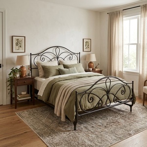 Cadre de lit Queen réglable en fer forgé artisanal de style victorien de qualité commerciale pour hôtel, appartement, chambre à coucher - Product Image 3