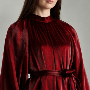 เดรสยาวคอสูงสีแดงเลือดหมูประกายมุก |   ชุดราตรีทรงเอไลน์แบบเรียบหรู แขนทรงโคมไฟ ผ้าพลิ้วไหว เหมาะสำหรับงานเลี้ยง - Product Image 3