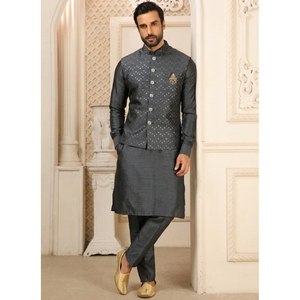 Ensemble de kurta en soie brodée pour hommes indiens en gris - Product Image 1