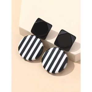 Boucles d'oreilles tendance en résine faites à la main, accessoires de bijoux durables et élégants - Product Image 1