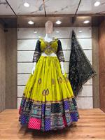 Ensemble de vêtements ethniques de luxe en soie modale Bandhani Chaniya Choli avec dupatta à franges, entièrement cousu, pour Navratri et mariage
