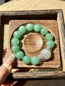 Bracelet en résine élégant et luxueux avec une beauté artisanale distinctive, accessoire contemporain pour la mode moderne - Product Image 2