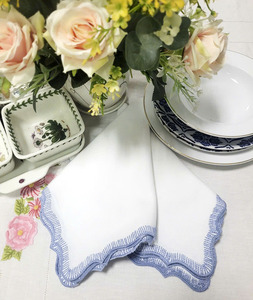 Serviettes en tissu personnalisées en gros, broderie, bordure festonnée bleue, serviettes de table en coton, durables pour la maison, les mariages et les événements - Product Image 2