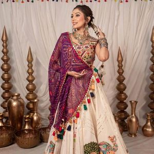 Lehenga Choli de Algodón Muslin Premium para Navratri con Blusa de Seda Gota Zari de Diseño y Dupatta, Precio al por Mayor por Royal Exports - Product Image 3