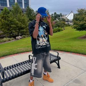 กางเกงยีนส์ขาสั้นผู้ชายทรงโอเวอร์ไซส์ผ้าฝ้ายคุณภาพสูงสไตล์วินเทจ ล้างสีแบบวินเทจ ความยาวระดับเข่า ทรงหลวม ระบายอากาศได้ดี สวมใส่สบาย - Product Image 4