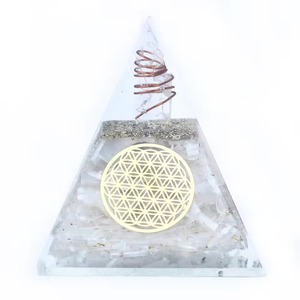 Pierre de Sélénite Naturelle Faite à la Main 7x9cm, Pyramide d'Orgone Nubienne, Orgonite, Décoration d'Intérieur, Méditation, Véritable Toucher, Feng Shui - Product Image 1