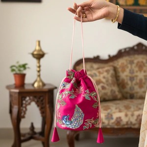 Sac Potli Banarasi de qualité supérieure, couleur fuchsia paon, disponible à un prix abordable en provenance d'Inde - Product Image 3