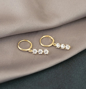 Pendientes de Oro Amarillo con Tres Diamantes Cultivados en Laboratorio - Product Image 5