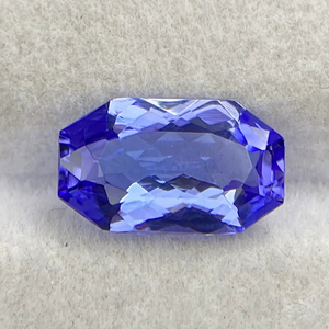 Pierre précieuse naturelle certifiée Tanzanite de forme fantaisie, avec une couleur et un éclat excellents, Zoisite naturelle, 1,97 carat, pierre précieuse en vrac - Product Image 1