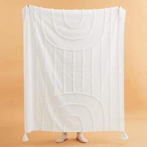 Manta de Algodón Hecha a Mano con Diseño de Mechones |   Manta Decorativa Texturizada Estilo Boho para Sofá y Cama |   Manta Decorativa para el Hogar de Algodón Suave y Sostenible - Product Image 5