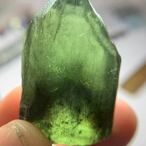 Lote de Cristales Verdes de Peridoto Rutilado Natural en Bruto con Inclusiones Rutiladas Raras, Calidad de Corte para Facetado - Product Image 1