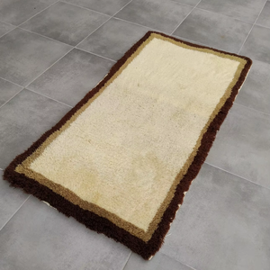 Alfombra Marroquí Hecha a Mano de Lana, Color Crema con Borde Marrón, Alfombra Peluda, Alfombra Suave de Estilo Bereber para Sala de Estar - Product Image 3