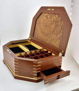 Boîte de rangement pour bijoux en bois et résine, artisanale, moderne, à motif floral, de qualité supérieure, avec couvercle élégant pour la vanité, UNIVERSAL OVERSEAS - Product Image 4