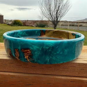 ชามตกแต่งทำมือจากเรซิ่นอีพ็อกซี่สีฟ้าอมเขียวและไม้ธรรมชาติ - Product Image 1