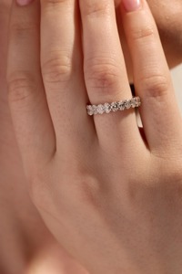 Bague éternelle ovale en diamant de laboratoire 4 carats en or massif 14 carats - Product Image 5