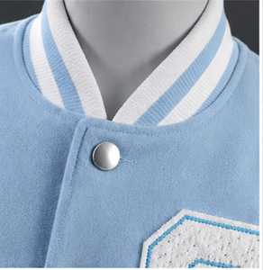 Veste universitaire bleu clair pour homme avec broderie de lettres blanches sur le devant, coupe classique - Product Image 2
