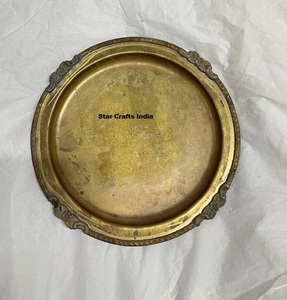 Plateau de service vintage en laiton avec bordure décorative embossée, plat décoratif traditionnel en laiton pour mariage et table à manger - Product Image 1