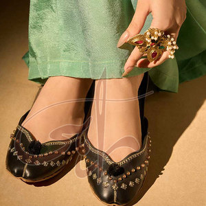 Chaussures Khussa pour femmes de qualité supérieure, design unique, semelle antidérapante, dessus en similicuir, options personnalisables en stock - Product Image 4