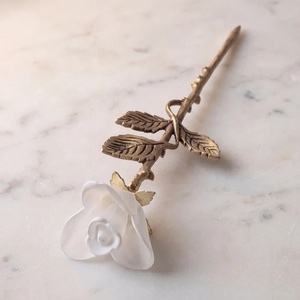 Urna Conmemorativa con Diseño de Rosa Blanca Esculpida y Motivo de Hojas, Acabado Dorado, Recipiente para Cenizas de Cremación - Product Image 2