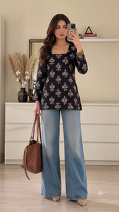 Tunique élégante noire à coupe ample pour le printemps avec motifs floraux roses et blancs et col carré flatteur - Product Image 4
