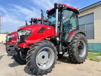 Tracteur agricole 4x4 pour entrepreneur agricole avec cabine, pneus larges et forte capacité de travail sur le terrain