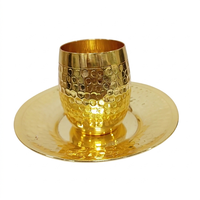 Ensemble de coupes Kiddush en or martelé au design unique avec assiette assortie – Artisanat haut de gamme, écologique, durable, couleur personnalisable, pour vin